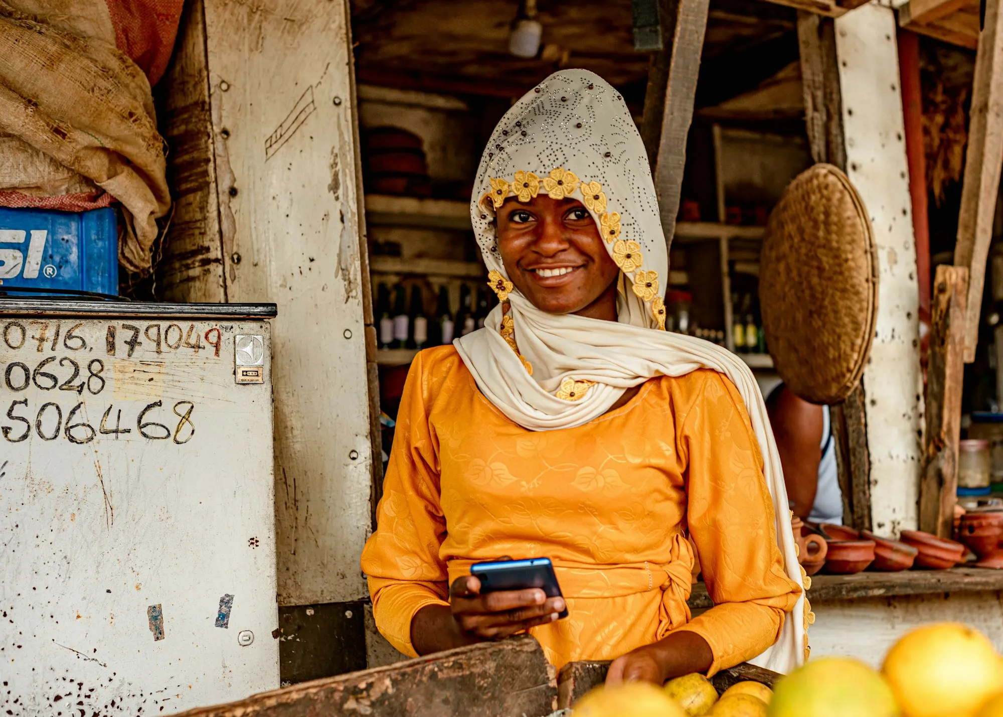Commerçante utilisant son smartphone dans sa boutique